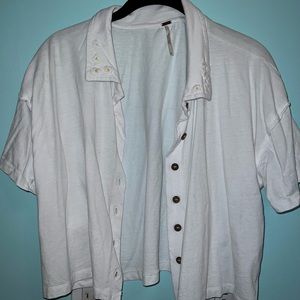 FREE PEOPLE WHITE BUTTON UP WITH EMBROIDERED FLOWERS!